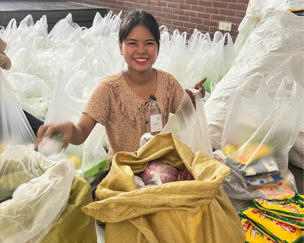 earthquake relief volunteer sorting food packages