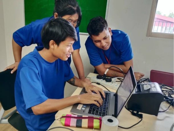 SISU CIB trainees learning computer literacy