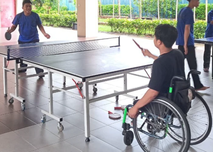 SISU trainees playing tennis with wheelchair