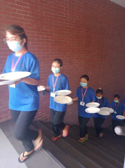 SISU trainees carrying plates up stairs