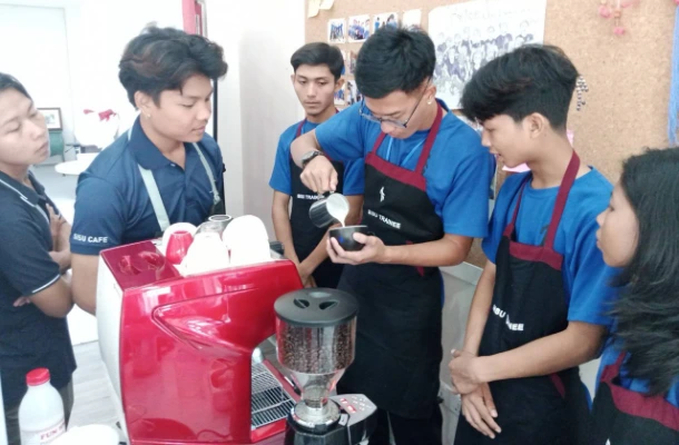 SISU trainees learning how to make drinks