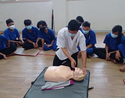 SISU trainees learning MFA accredited first aid and CPR