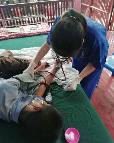 SISU basic health care trainee giving care to wounded man
