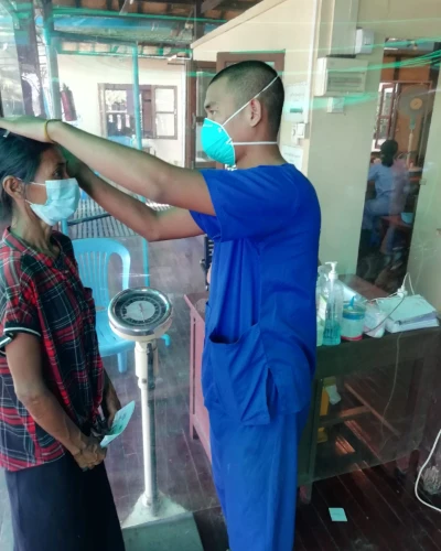 SISU basic health care trainee serving patients in clinic