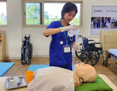 SISU Trainee learning elderly care