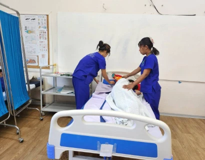 SISU Trainee learning elderly bed care