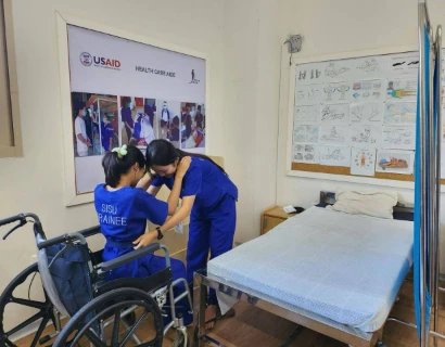 SISU Trainee learning elderly lifting care